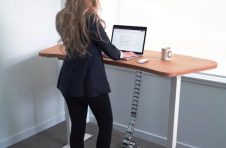 Ergonomyx坐着或站立的桌子击中了Kickstarter