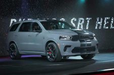 2021 Dodge Durango SRT Hellcat在11.5秒内跑了四分之一英里