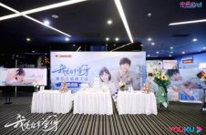 青春甜爱剧《我凭本事单身》超前点映 宋伊人、邓超元甜度爆表现场上演“摸头杀”