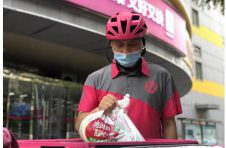 每日优鲜登陆纳斯达克当晚，敲钟台上这个身影最显眼